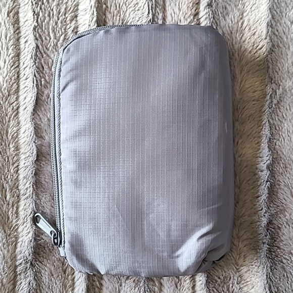 ❌️SOLD❌️ Small Zippered Pouch - Gray - Picture 2 of 5